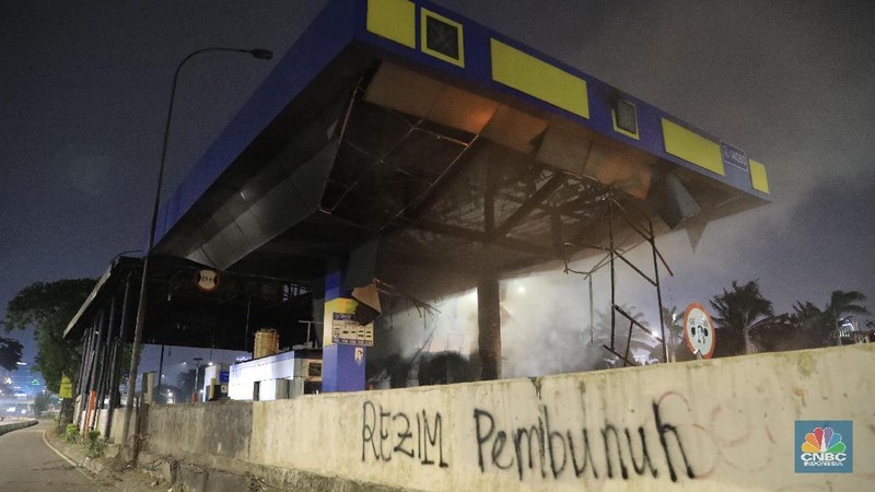 Saat ini aparat kepolisian masih terlibat bentrokan dengan massa demonstran yang sejak tadi siang berada di depan Gedung DPR.