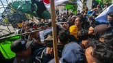 Mahasiswa terlibat aksi dorong-dorongan dengan aparat keamanan pada unjuk rasa menolak RUUKUHP di depan Kantor DPRD Sulawesi Tengah di Palu, Selasa (24/9). Unjuk rasa yang digelar Himpunan Mahasiswa Islam (HMI) Sulteng itu diakhiri dengan penandatanganan penolakan RUU KUHP oleh anggota DPRD Sulteng. (ANTARA FOTO/Basri Marzuki)
