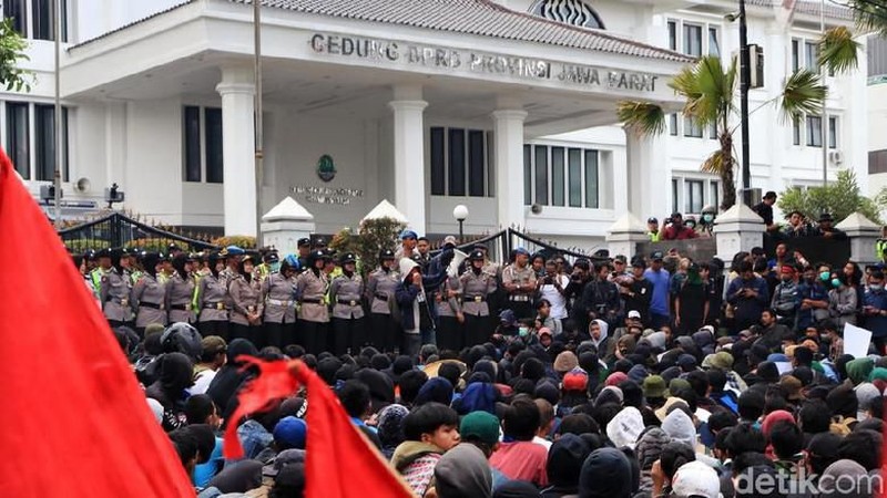 Tidak hanya di Jakarta, demo juga digelar di sejumlah kota di tanah air antara lain di Kota Bandung, Solo, hingga Kota Makassar.