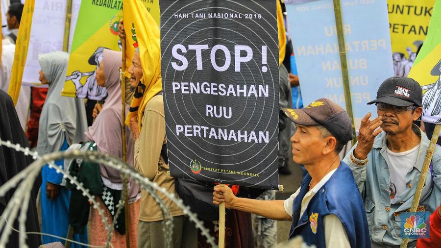 Kepolisian memasang kawat berduri di depan gedung DPR/MPR jelang aksi unjuk rasa yang akan digelar sejumlah aliansi masyarakat sipil dan mahasiswa