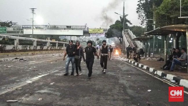 Polisi Disebut Langgar Aturan Internal Kawal Aksi di DPR