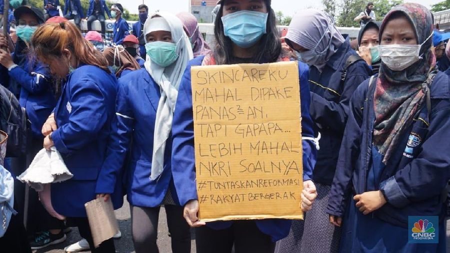 Ribuan Mahasiswa menolak sejumlah rancangan undang-undang (RUU) yang dinilai bermasalah.