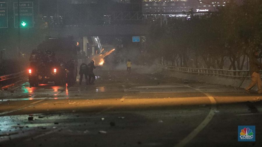 Sejumlah massa yang bertahan dalam aksi di kawasan DPR