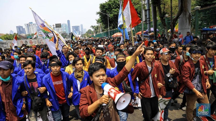 Mereka memprotes rencana pemerintahan Joko Widodo dan Dewan Perwakilan Rakyat (DPR) mengesahkan sejumlah rancangan undang-undang.