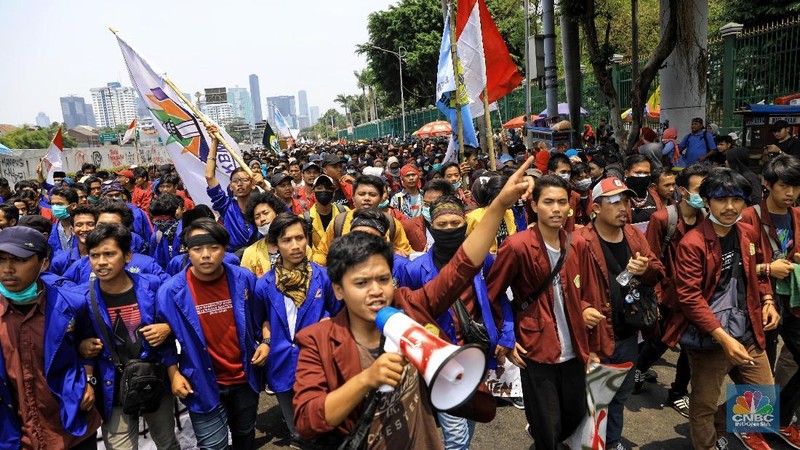 Mereka memprotes rencana pemerintahan Joko Widodo dan Dewan Perwakilan Rakyat (DPR) mengesahkan sejumlah rancangan undang-undang.