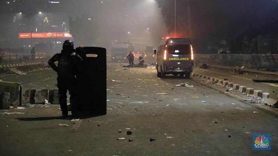 Sejumlah massa yang bertahan dalam aksi di kawasan DPR