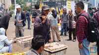 Mereka Yang Mengais Rezeki Saat Aksi Demo Di Depan Gedung DPR