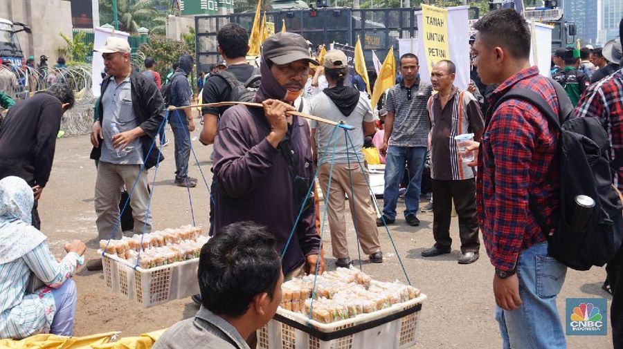 Sampai saat ini, massa masih berdatangan ke Senayan. Tampak kelompok buruh mulai datang dan bergabung dengan mahasiswa