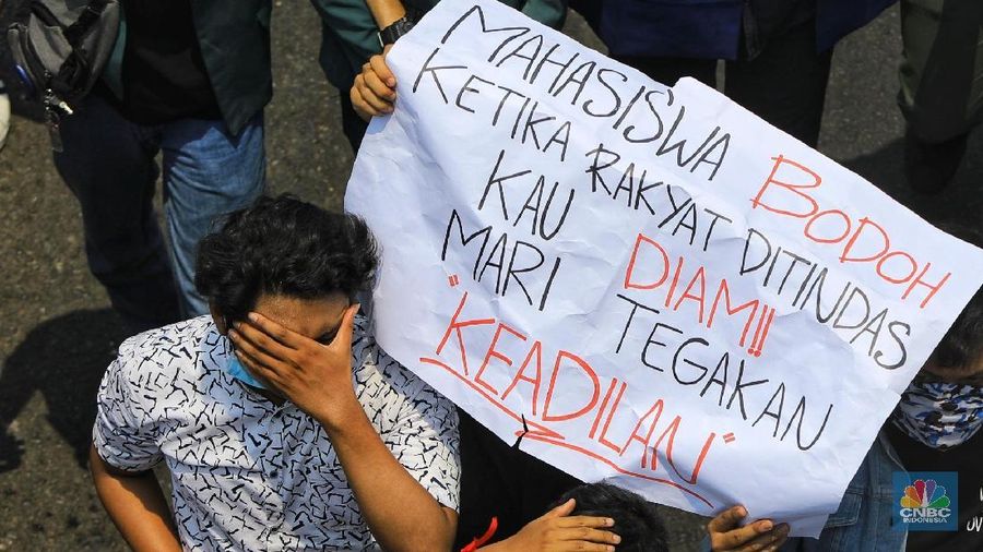 Mereka memprotes rencana pemerintahan Joko Widodo dan Dewan Perwakilan Rakyat (DPR) mengesahkan sejumlah rancangan undang-undang.
