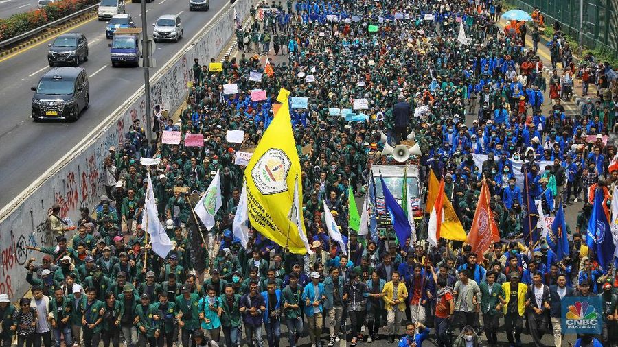 Mereka memprotes rencana pemerintahan Joko Widodo dan Dewan Perwakilan Rakyat (DPR) mengesahkan sejumlah rancangan undang-undang.