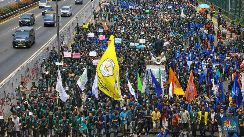 Mereka memprotes rencana pemerintahan Joko Widodo dan Dewan Perwakilan Rakyat (DPR) mengesahkan sejumlah rancangan undang-undang.