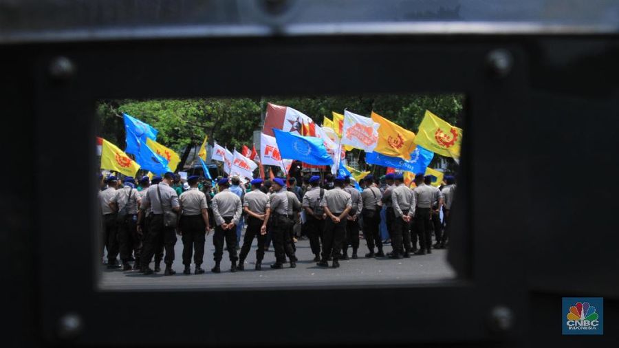 Puncak demo ini bertepatan dengan rencana sidang paripurna DPR.