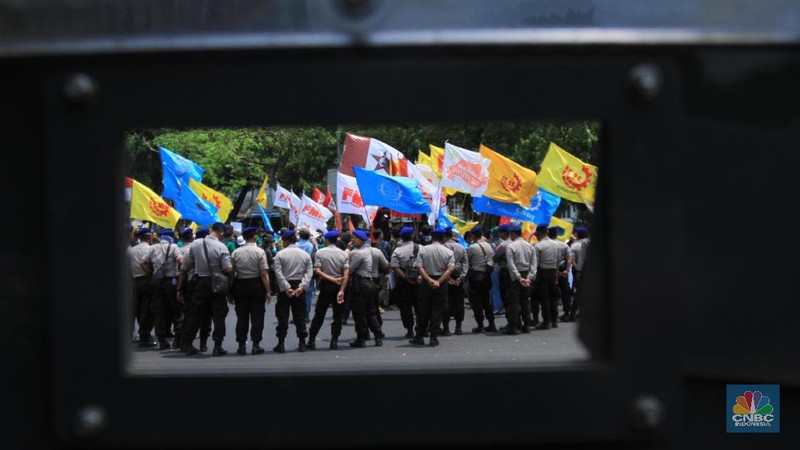 Puncak demo ini bertepatan dengan rencana sidang paripurna DPR.