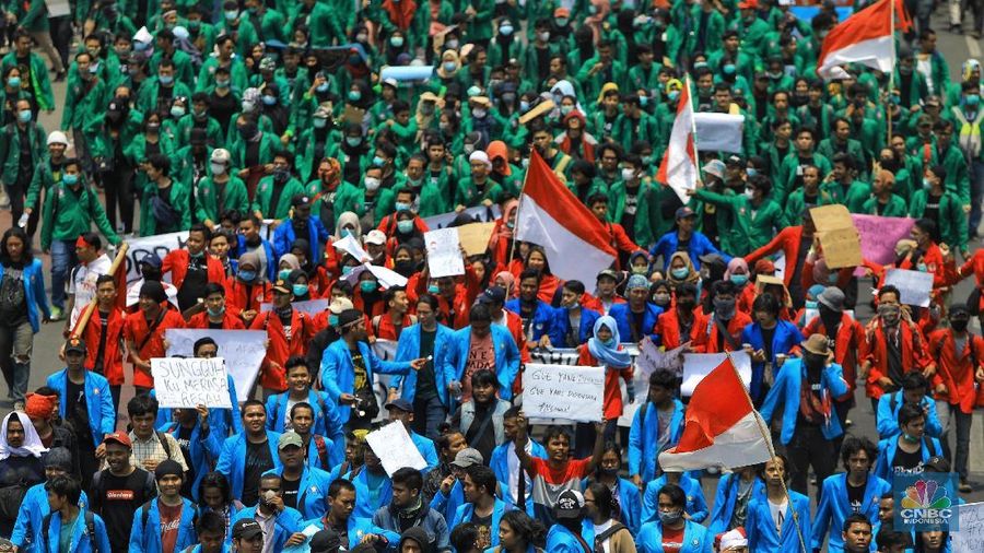Tidak hanya di Jakarta, demo juga digelar di sejumlah kota di tanah air antara lain di Kota Bandung, Solo, hingga Kota Makassar.