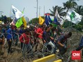 Desak Masuk DPR, Mahasiswa Gulung Kawat Berduri