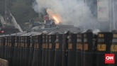 Ratusan polisi bersiaga di depan gedung DPR. Sejumlah kendaraan Baracudda, dan water cannon disiagakan untuk mengawal aksi. Saat ricuh, polisi menyemprotkan water cannon ke arah mahasiswa. (CNN Indonesia/Bisma Septalisma).