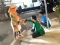 VIDEO: Warga Beri Makanan ke Massa Aksi Mahasiswa di DPR