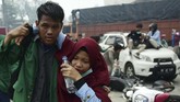 Mahasiswa yang tergabung dalam Aliansi Sumsel Melawan menyelamatkan diri saat terlibat bentrok dengan aparat keamanan saat melakukan aksi di luar gedung DPRD Sumatera Selatan, Palembang, Sumatera Selatan, Selasa (24/9). Aksi untuk menolak pengesahan RUU KUHP dan menolak UU KPK tersebut berakhir ricuh. (ANTARA FOTO/Mushaful Imam)