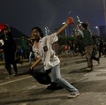 Ratusan Personel Polisi Sisir Massa Aksi yang Masih Bertahan