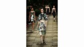 Safari berwarna khaki yang sesuai dengan koleksi baju pria di runway pada Juni lalu. (AP Photo/Antonio Calanni)