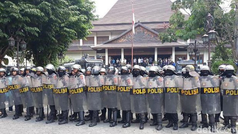 Tidak hanya di Jakarta, demo juga digelar di sejumlah kota di tanah air antara lain di Kota Bandung, Solo, hingga Kota Makassar.
