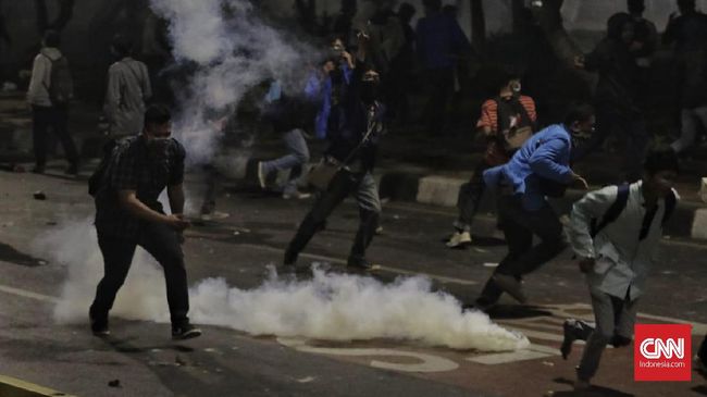 Polisi Pukul Mundur Mahasiswa di Belakang Gedung DPR