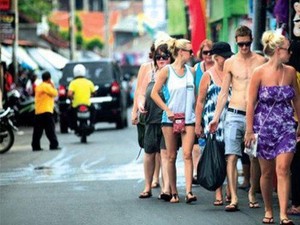 Luhut Sentil Banyak Turis Cari Nafkah di Bali, Izin Tinggal Bakal Diperketat?