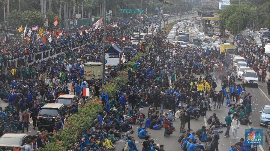 Lalu lintas tersendat karena aksi mahasiswa yang digelar di Gedung DPR memblokade jalan tol dalam kota.