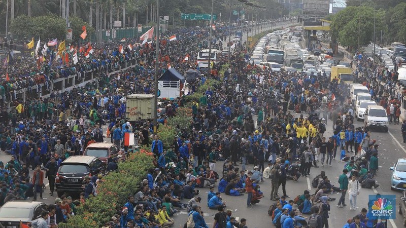 Lalu lintas tersendat karena aksi mahasiswa yang digelar di Gedung DPR memblokade jalan tol dalam kota.
