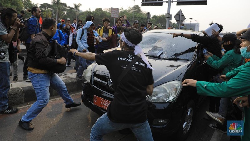 Ratusan mahasiswa dari berbagai universitas ini menyampaikan mosi tidak percaya kepada para wakil rakyat.