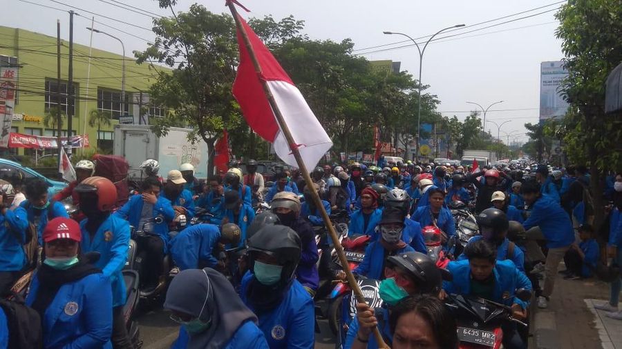 Tidak hanya di Jakarta, demo juga digelar di sejumlah kota di tanah air antara lain di Kota Bandung, Solo, hingga Kota Makassar.