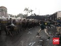 FOTO: Demo Mahasiswa di Depan DPR Ricuh