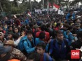 Polisi Tembakkan Gas Air Mata, Mahasiswa Mundur ke Arah Slipi