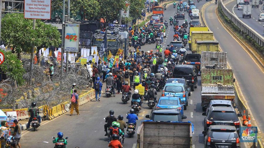 Kepolisian memasang kawat berduri di depan gedung DPR/MPR jelang aksi unjuk rasa yang akan digelar sejumlah aliansi masyarakat sipil dan mahasiswa