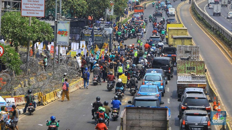 Kepolisian memasang kawat berduri di depan gedung DPR/MPR jelang aksi unjuk rasa yang akan digelar sejumlah aliansi masyarakat sipil dan mahasiswa