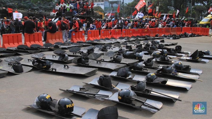 Puncak demo ini bertepatan dengan rencana sidang paripurna DPR.