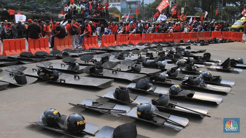 Puncak demo ini bertepatan dengan rencana sidang paripurna DPR.