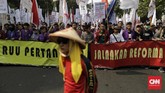 Masa gabungan petani, mahasiswa dan buruh melakukan aksi di depan Istana Negara menolak pengesahan RUU Pertanahan dan RUU Sistem Budidaya Pertanian Berkelanjutan (SBPB). Jakarta, Selasa, 24 September 2019. (CNN Indonesia/Adhi Wicaksono).