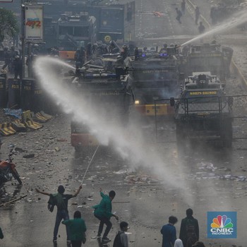 Suasana Saat Mahasiswa Diserang Water Cannon & Gas Air Mata