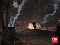 Ricuh Lagi, Polisi Tembak Gas Air Mata ke Mahasiswa di Gatsu