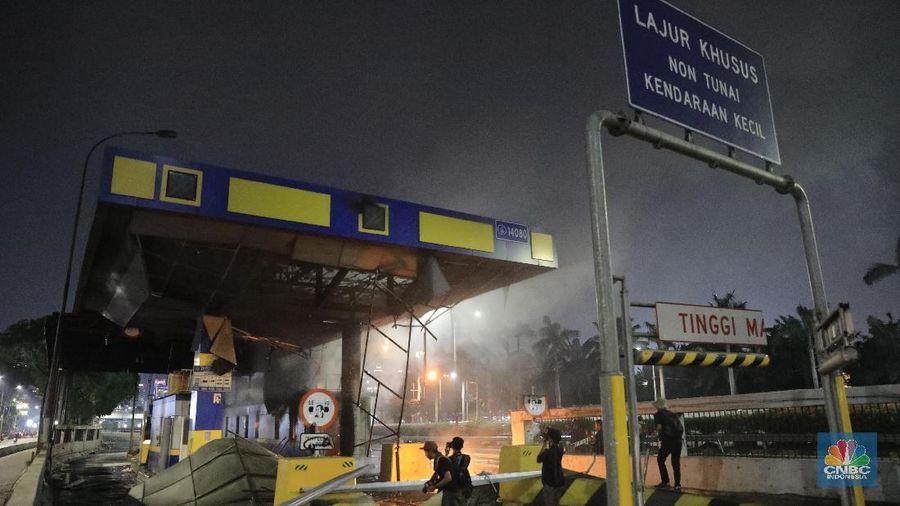 Saat ini aparat kepolisian masih terlibat bentrokan dengan massa demonstran yang sejak tadi siang berada di depan Gedung DPR.