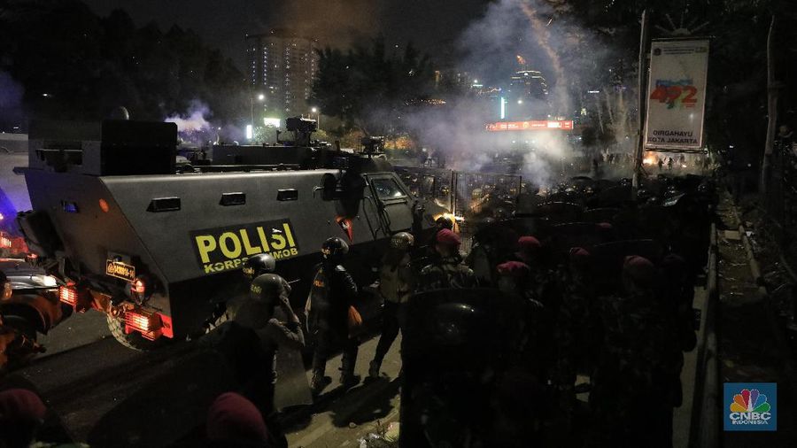 Sejumlah massa yang bertahan dalam aksi di kawasan DPR