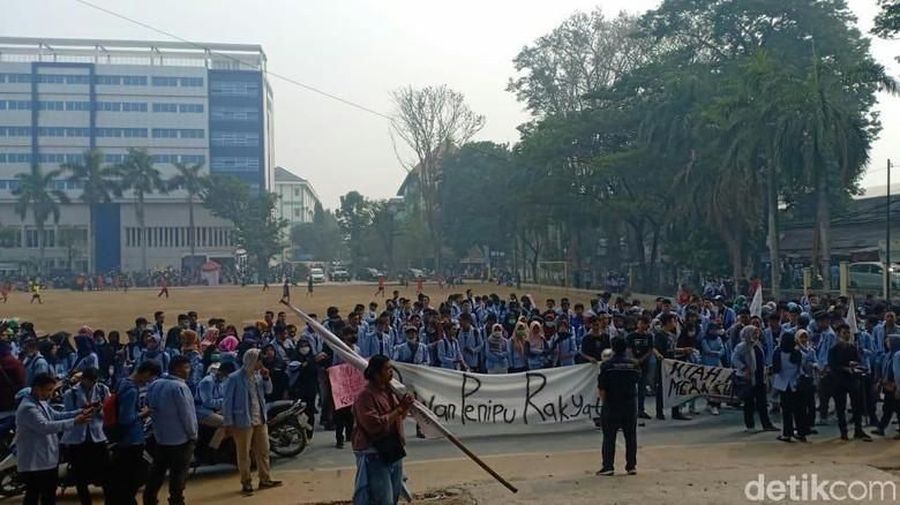 Tidak hanya di Jakarta, demo juga digelar di sejumlah kota di tanah air antara lain di Kota Bandung, Solo, hingga Kota Makassar.