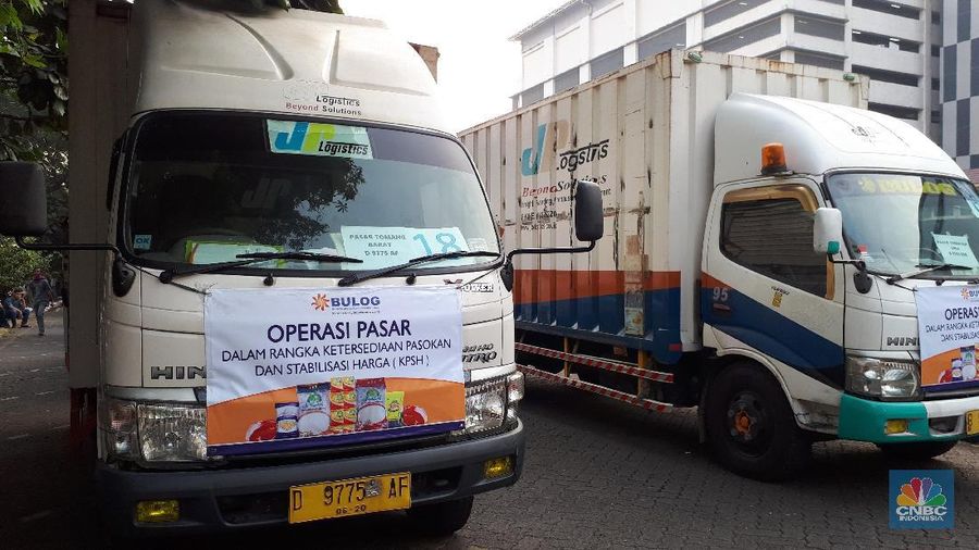 Perum Bulog menggelar operasi pasar dalam rangka ketersediaan pasokan dan stabilisasi harga serentak.