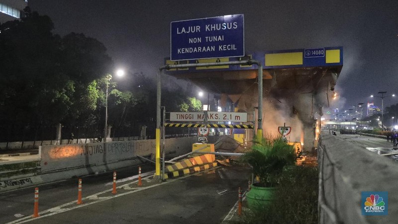 Saat ini aparat kepolisian masih terlibat bentrokan dengan massa demonstran yang sejak tadi siang berada di depan Gedung DPR.