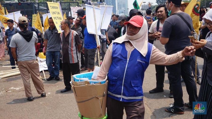 Sampai saat ini, massa masih berdatangan ke Senayan. Tampak kelompok buruh mulai datang dan bergabung dengan mahasiswa