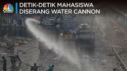 Di Depan Gedung DPR/MPR, Mahasiswa 'Diserang' Water Cannon