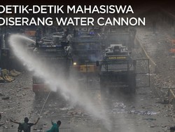 Di Depan Gedung DPR/MPR, Mahasiswa 'Diserang' Water Cannon