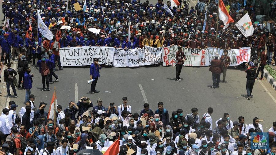 Mereka memprotes rencana pemerintahan Joko Widodo dan Dewan Perwakilan Rakyat (DPR) mengesahkan sejumlah rancangan undang-undang.