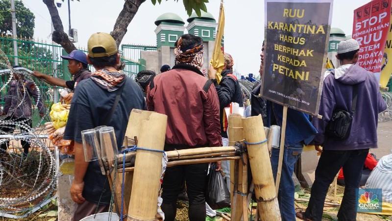 Sampai saat ini, massa masih berdatangan ke Senayan. Tampak kelompok buruh mulai datang dan bergabung dengan mahasiswa